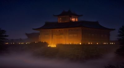 芒果视频影视区都市情感剧剧照，男女主角在城市夜景背景下深情对视